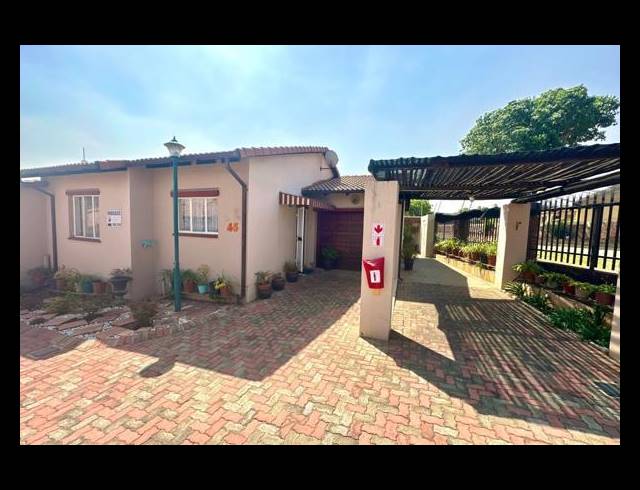 2 BEDROOM TOWNHOUSE FOR SALE IN MULBARTON